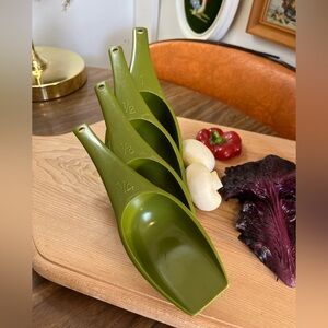 FOLEY GREEN PLASTIC MEASURING SCOOPS SET – 1/4 CUP, 1/3 CUP, 1/2 CUP & 1 CUP